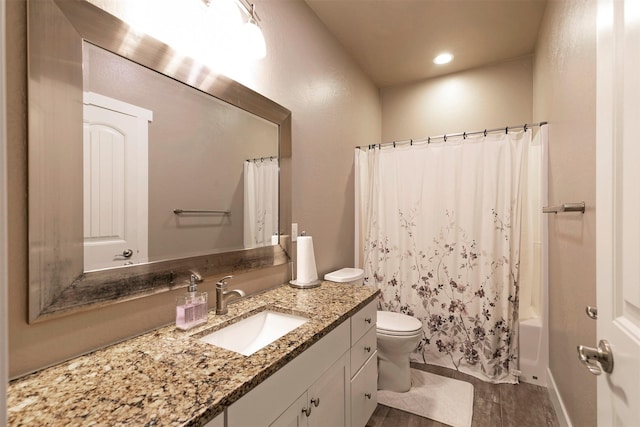 full bathroom featuring recessed lighting, vanity, shower / bath combo with shower curtain, and toilet