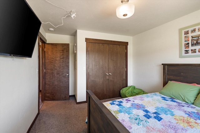 bedroom with carpet floors, baseboards, and a closet