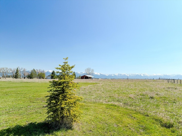 view of yard featuring a rural view