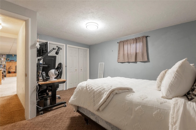 bedroom with carpet and a textured ceiling