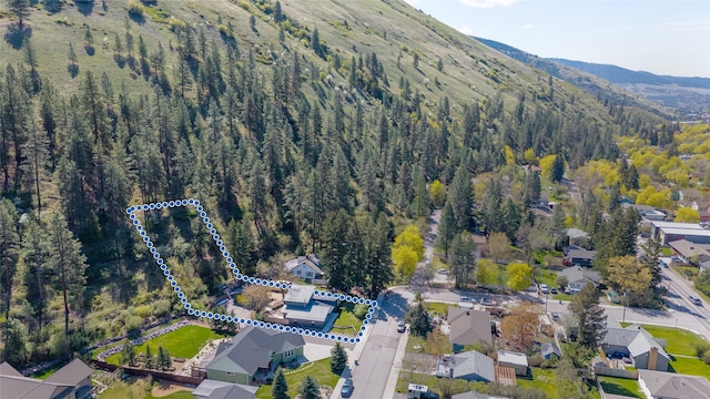 aerial view featuring a residential view, a mountain view, and a wooded view