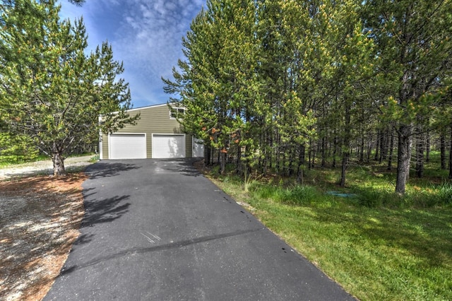 view of front of property featuring driveway