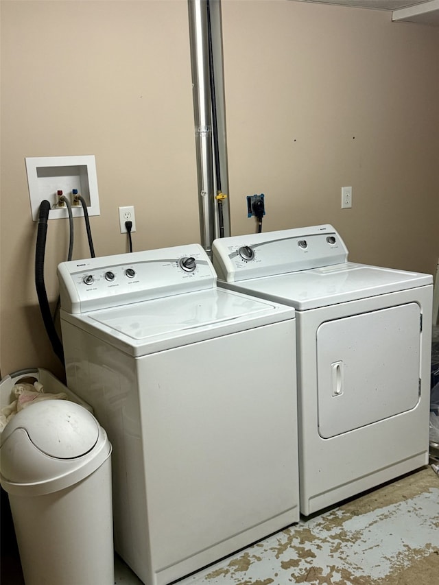 washroom with laundry area and washer and clothes dryer