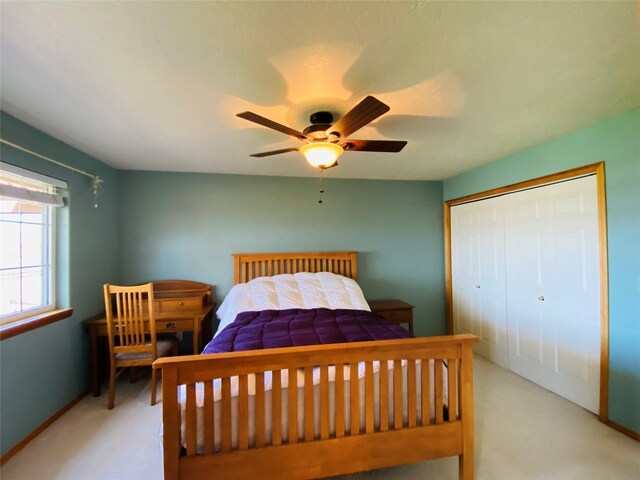 bedroom featuring carpet floors, baseboards, ceiling fan, and a closet