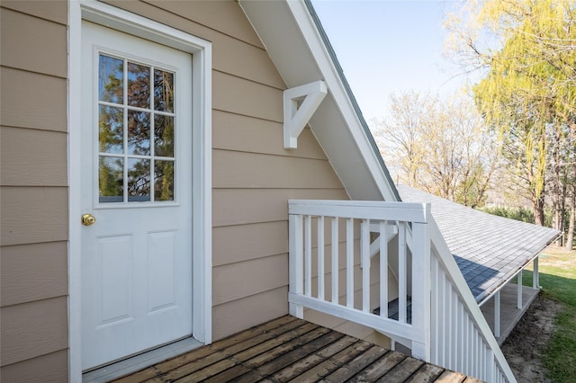 property entrance with roof with shingles