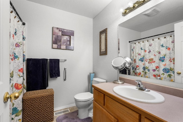 full bath with vanity, a shower with shower curtain, toilet, and visible vents
