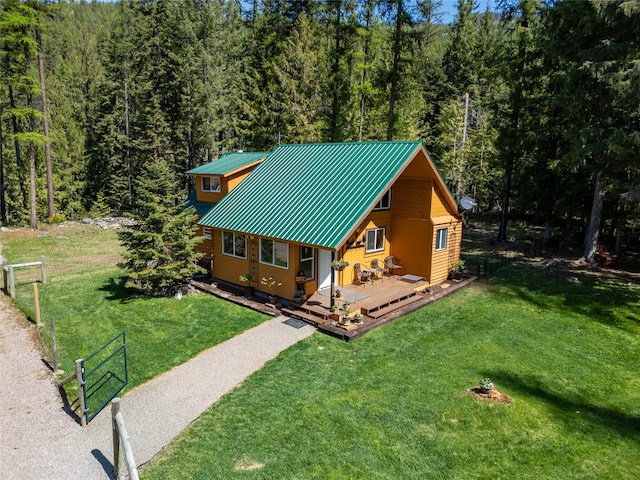 birds eye view of property featuring a forest view