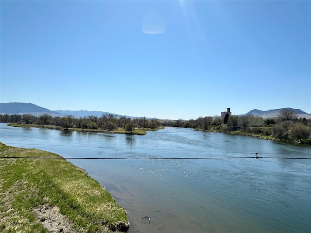 water view with a mountain view
