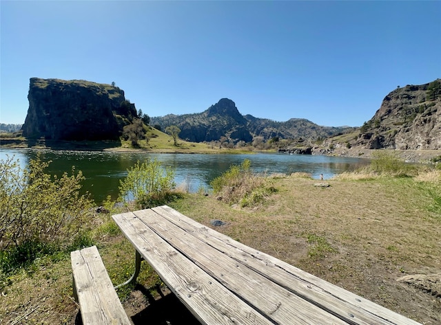 water view featuring a mountain view