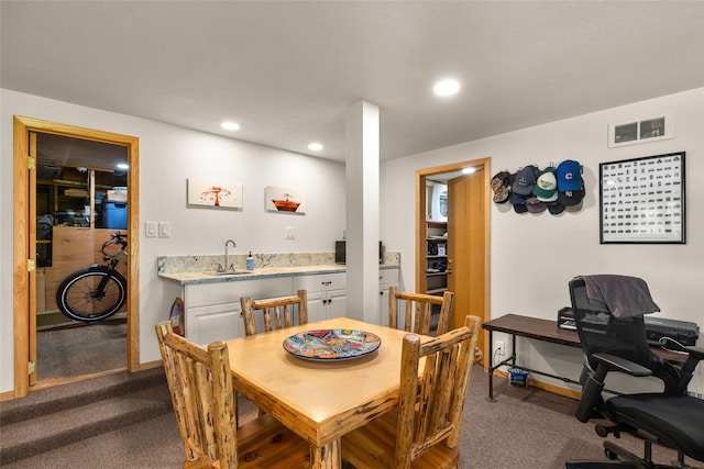 dining room with recessed lighting, indoor wet bar, visible vents, and dark carpet