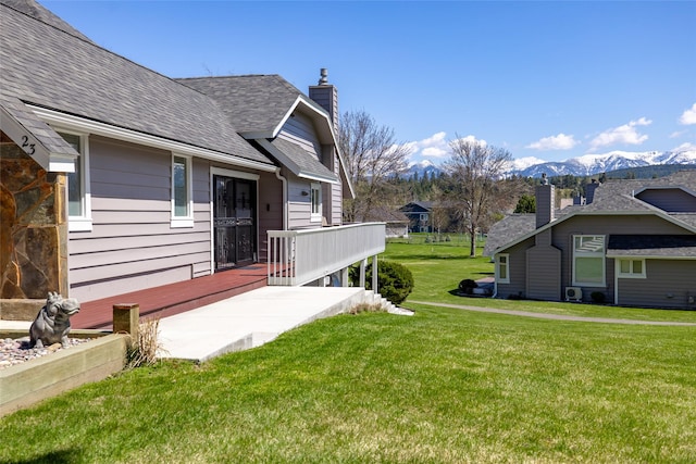 view of yard featuring a mountain view