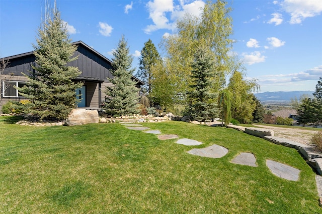 view of green lawn