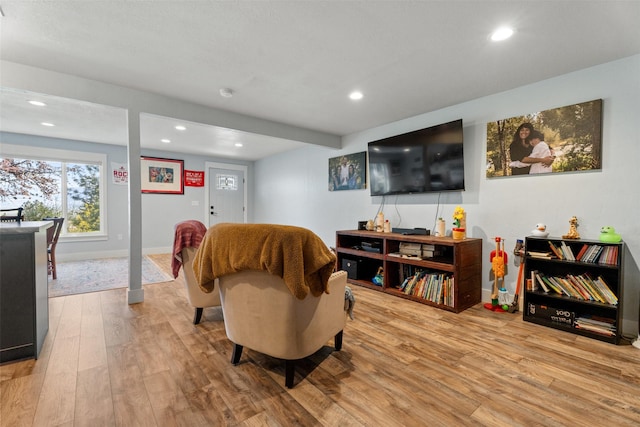 living area featuring light wood-type flooring, recessed lighting, and baseboards