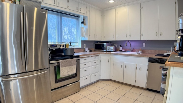kitchen with a sink, stainless steel appliances, light countertops, and recessed lighting