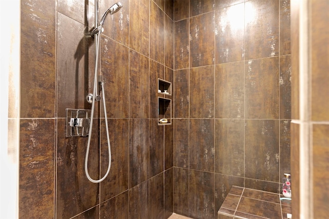 bathroom featuring a tile shower