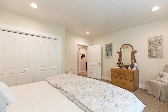 bedroom featuring light carpet, a closet, baseboards, and recessed lighting