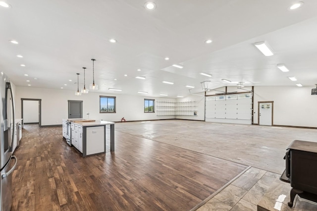 interior space featuring pendant lighting, recessed lighting, baseboards, open floor plan, and a kitchen island
