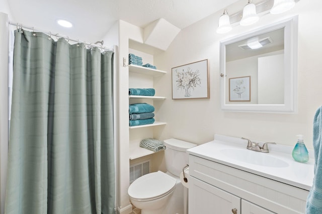 full bath with toilet, visible vents, vanity, and a shower with curtain