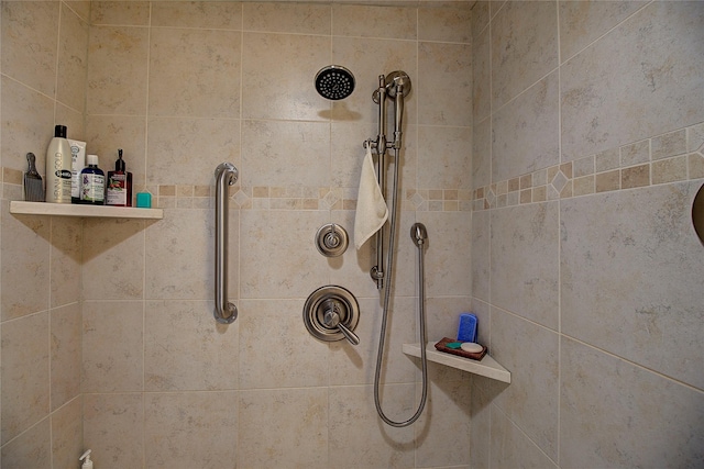 details featuring tiled shower