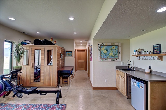 workout room with a sink, wet bar, and recessed lighting