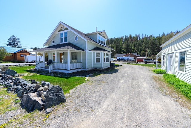 view of front of house with a porch and driveway