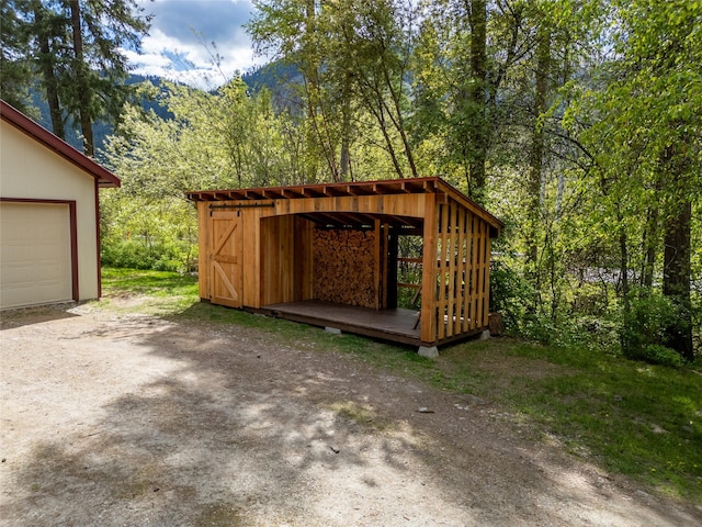 view of outdoor structure featuring an outdoor structure and a wooded view