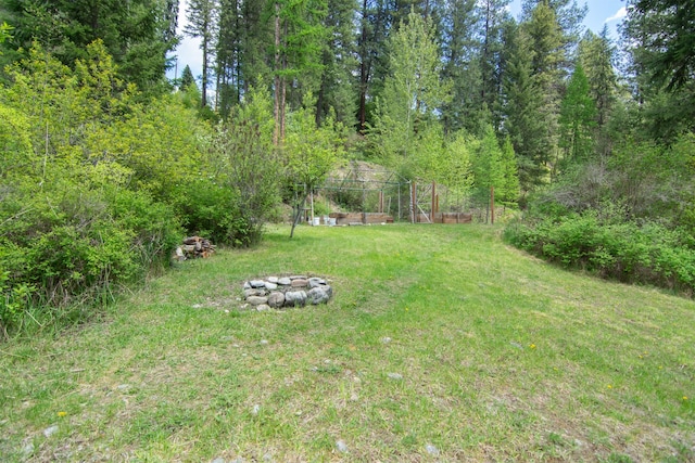 view of yard featuring a fire pit