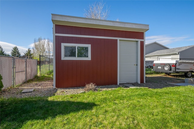 view of outdoor structure featuring an outbuilding