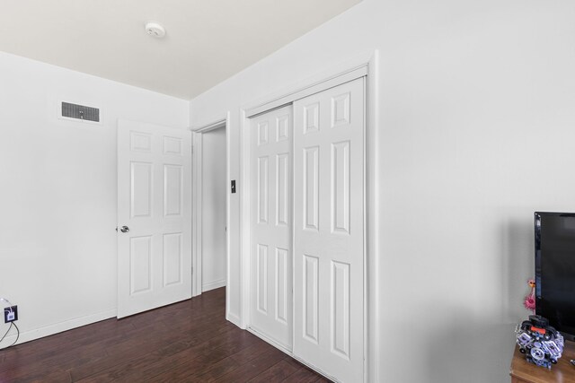 3024 8th Ave S, Great Falls, MT 59405 - unfurnished bedroom featuring dark wood-type flooring, a closet, and baseboards