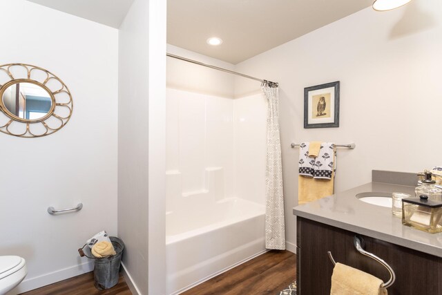 bathroom with wood finished floors, toilet, baseboards, shower / tub combo with curtain, and recessed lighting