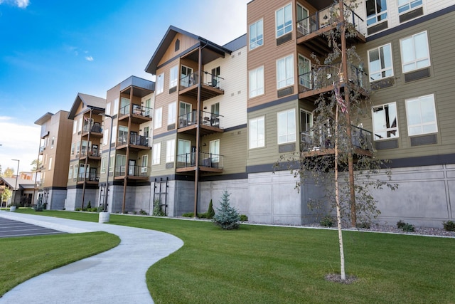 view of apartment building / complex