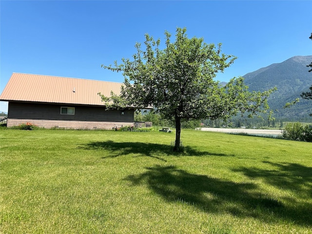 view of grassy yard featuring a mountain view