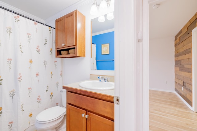 full bathroom featuring toilet, vanity, wood finished floors, ornamental molding, and a shower with curtain
