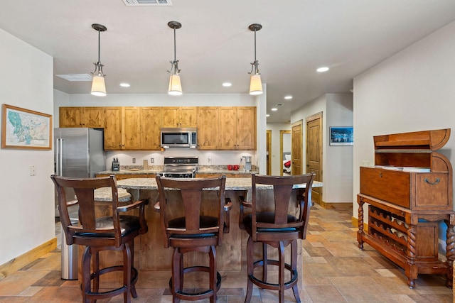 kitchen with stainless steel appliances, decorative light fixtures, recessed lighting, baseboards, and a center island