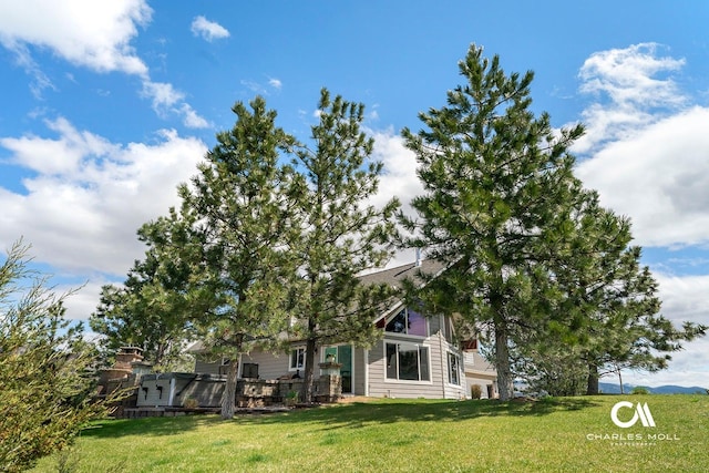 view of front of house featuring a front lawn