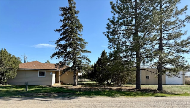 view of yard with an outdoor structure