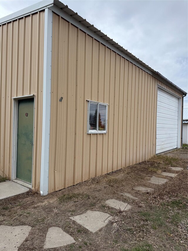 view of outdoor structure featuring an outbuilding