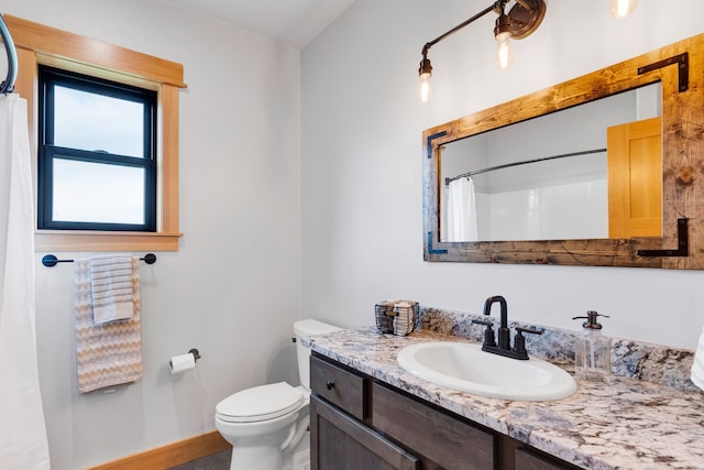 559 Stage Springs Ln, Stevensville, MT 59870 - full bathroom featuring baseboards, vanity, toilet, and a shower with shower curtain