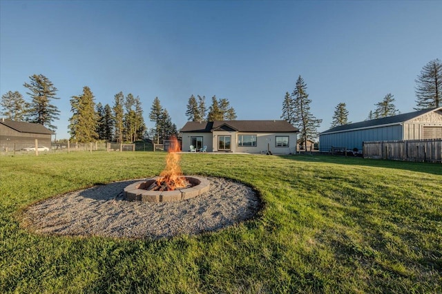 view of yard featuring an outdoor fire pit