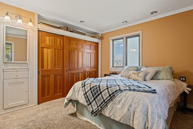 445 Sapphire Ln, Stevensville, MT 59870 - bedroom with multiple windows, a closet, crown molding, carpet, and recessed lighting