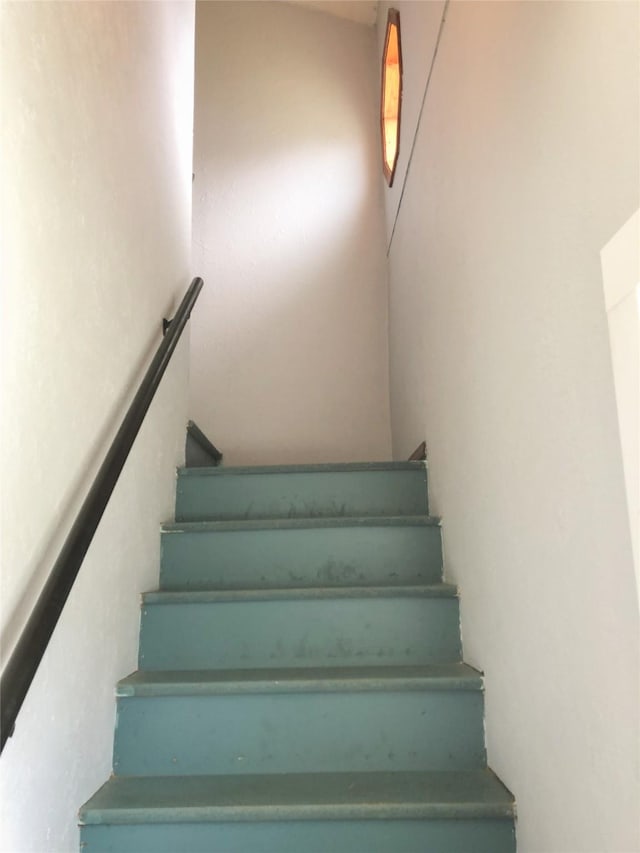 613 Minnesota Ave, Libby, MT 59923 - view of staircase