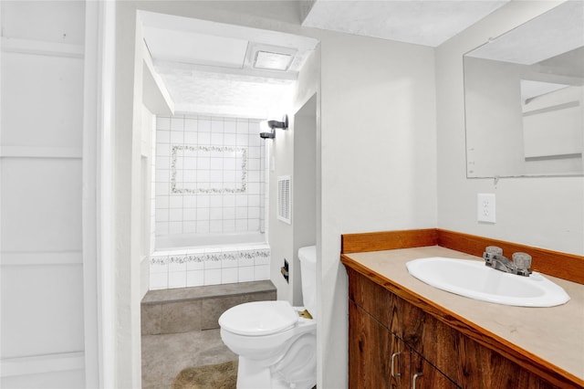 1320 1st Ave S, Great Falls, MT 59401 - full bathroom with toilet, vanity, and tiled shower / bath