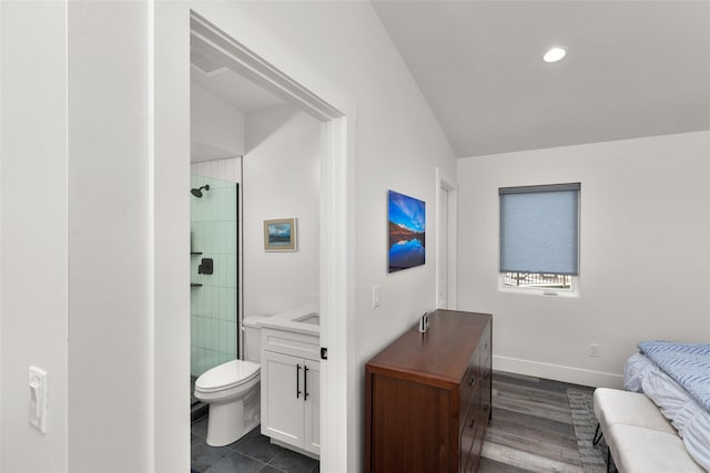 full bath featuring toilet, tiled shower, baseboards, wood finished floors, and recessed lighting