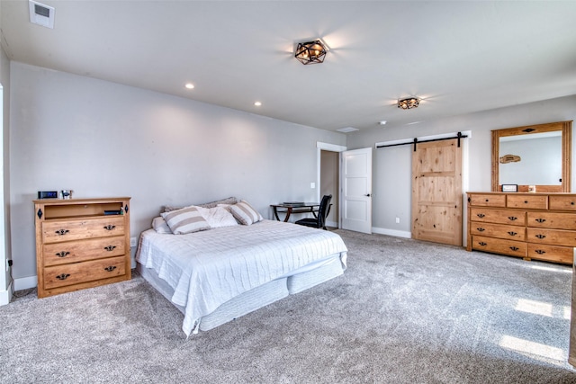 bedroom featuring carpet floors, a barn door, baseboards, and recessed lighting