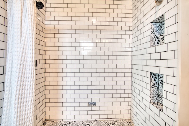 bathroom featuring a tile shower