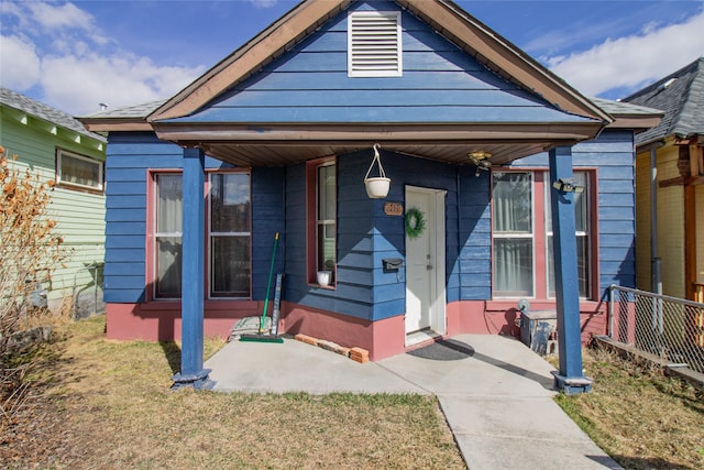 717 W Quartz St, Butte, MT 59701 - shotgun-style home with a front yard and a porch