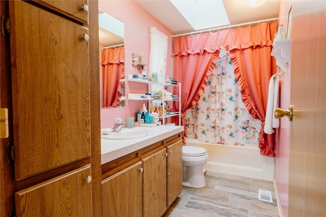 4242 Morningside Cir, Great Falls, MT 59405 - full bath with a skylight, toilet, vanity, and shower / bathtub combination with curtain