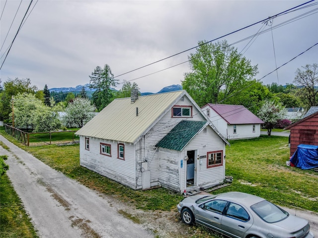 1005 Idaho Ave, Libby, MT 59923 - view of front of property with a front yard and metal roof
