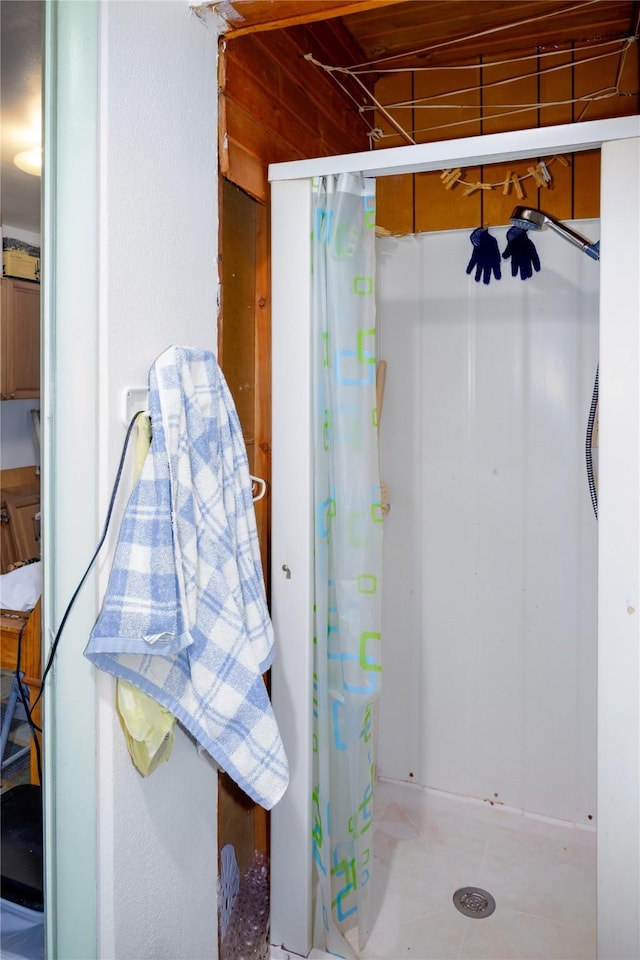 1005 Idaho Ave, Libby, MT 59923 - full bath featuring a shower with curtain