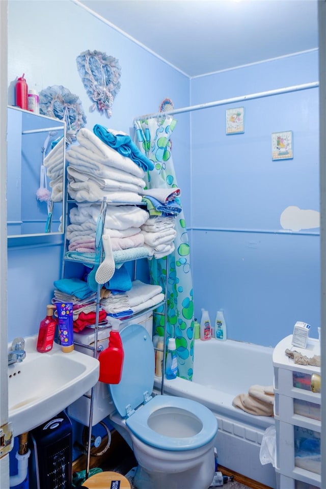 1005 Idaho Ave, Libby, MT 59923 - full bathroom featuring shower / bath combination with curtain and toilet